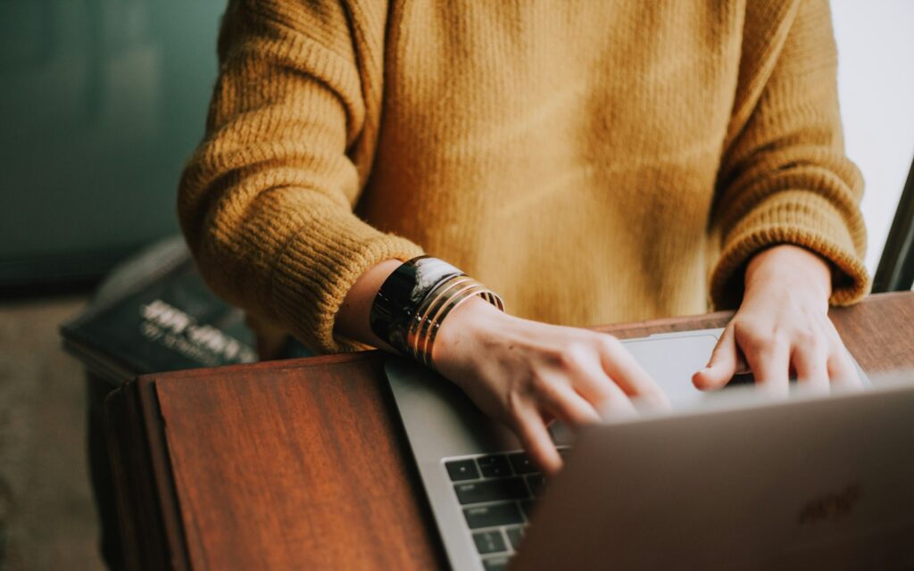 Online lernen am Laptop